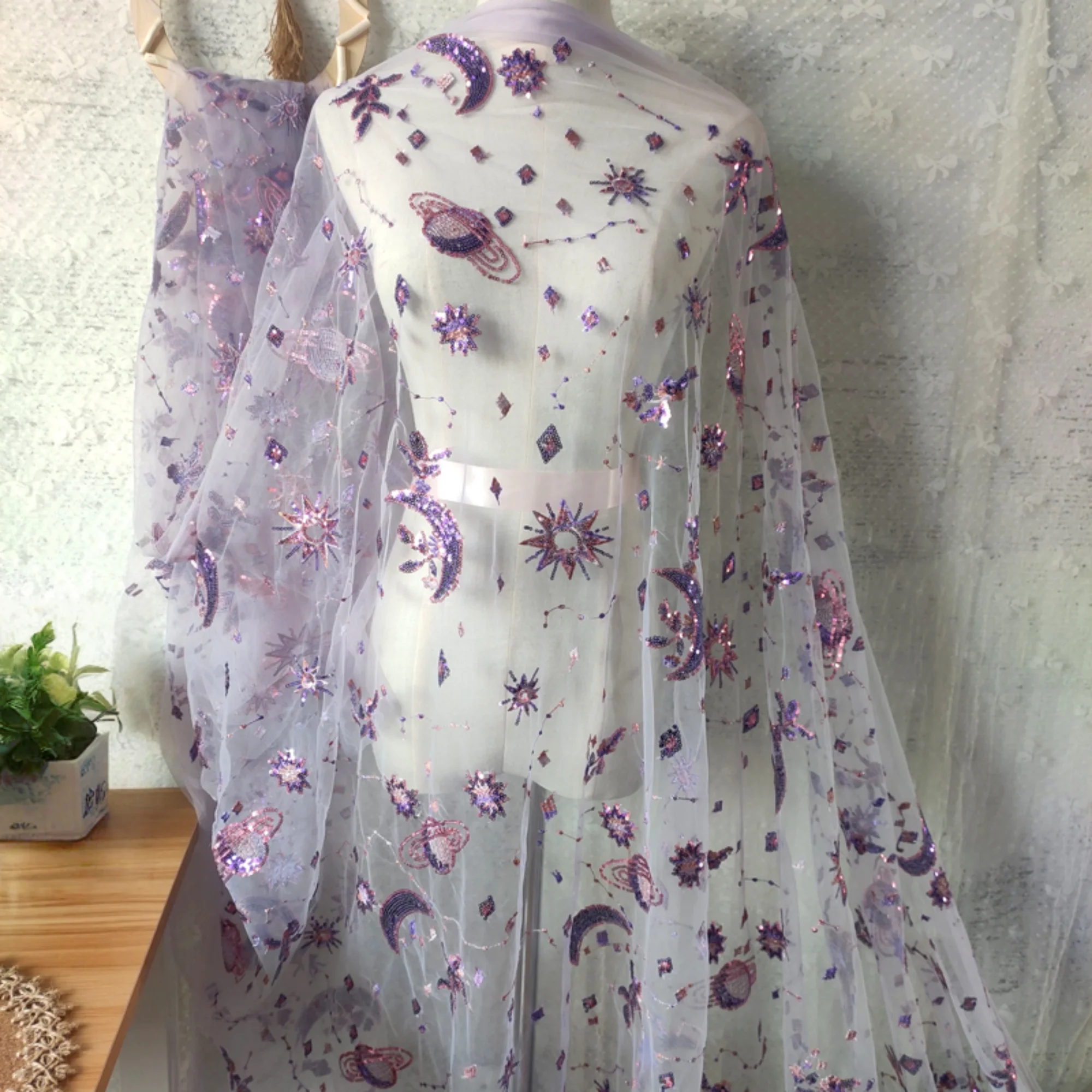 0.5 Meter Purple Width 55.11 I - Embroidery Net Dress recension och pris