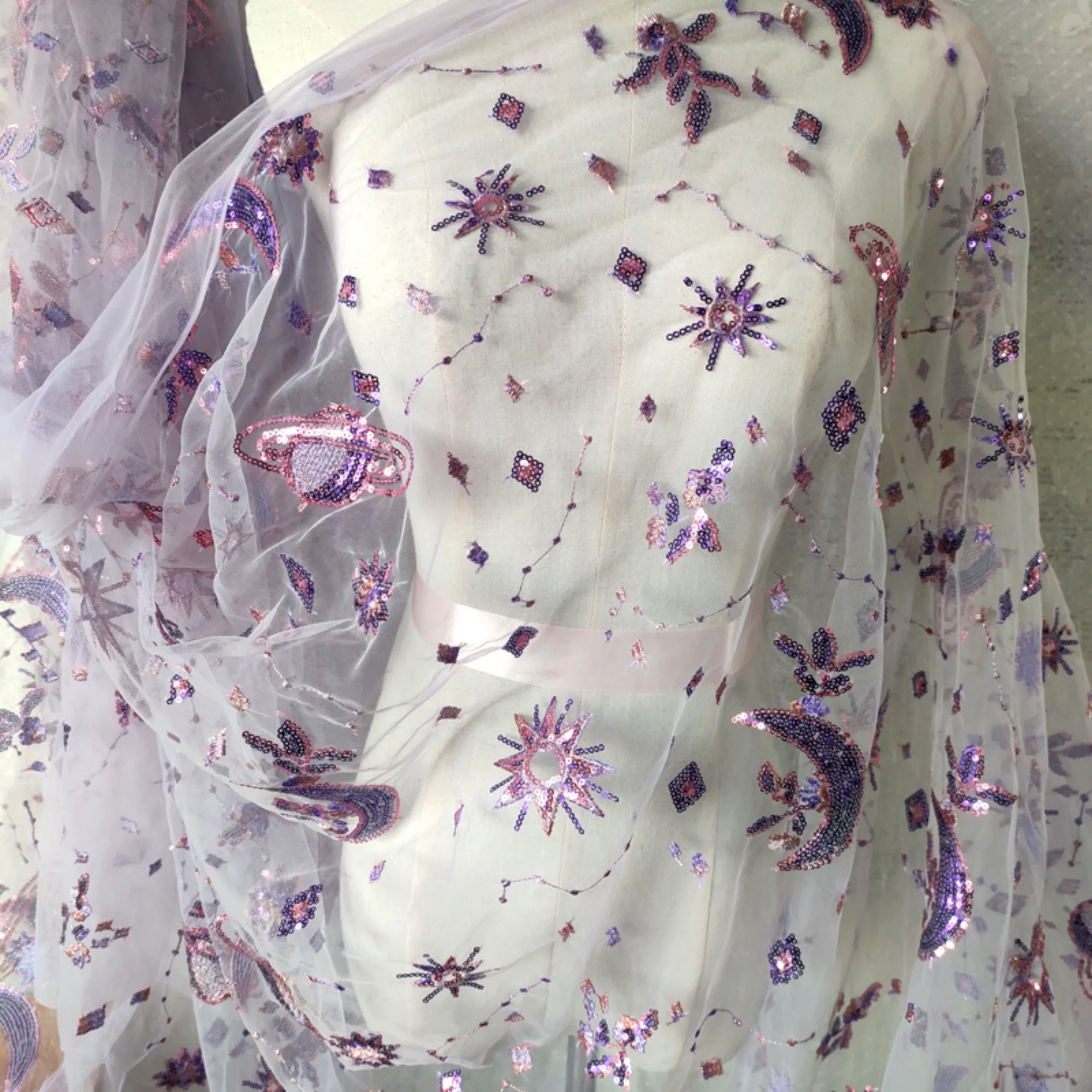0.5 Meter Purple Width 55.11 I - Embroidery Net Dress recension och pris